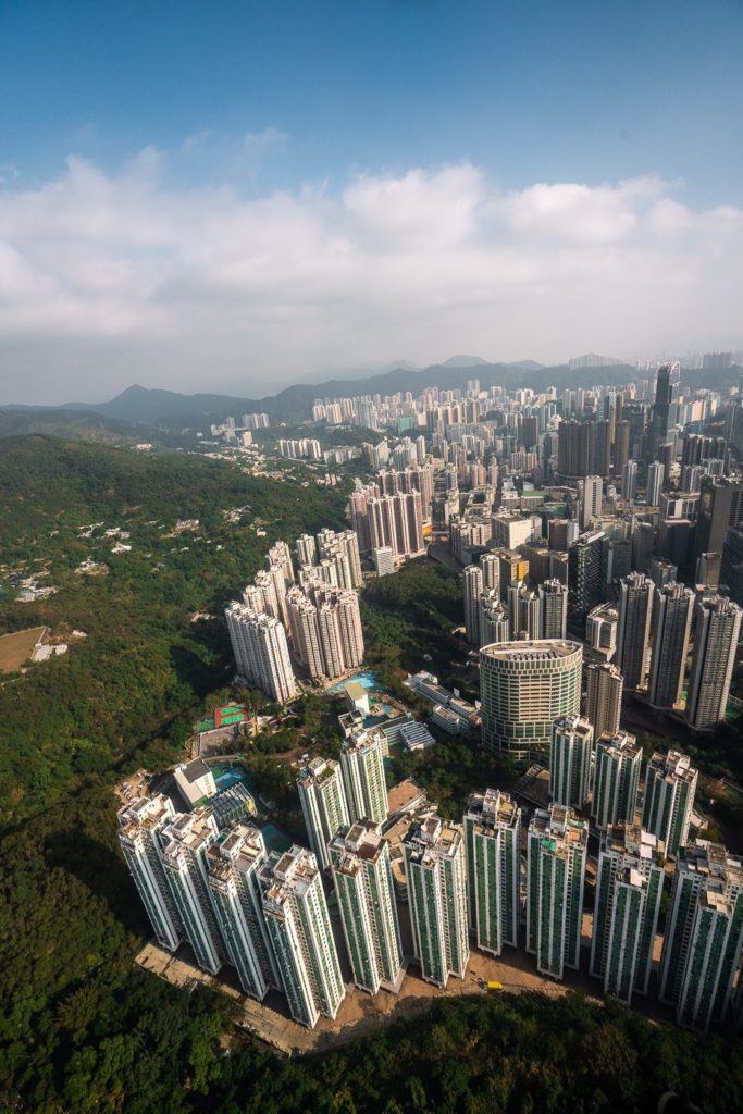 eine Luftaufnahme einer Stadt mit hohen Gebäuden.