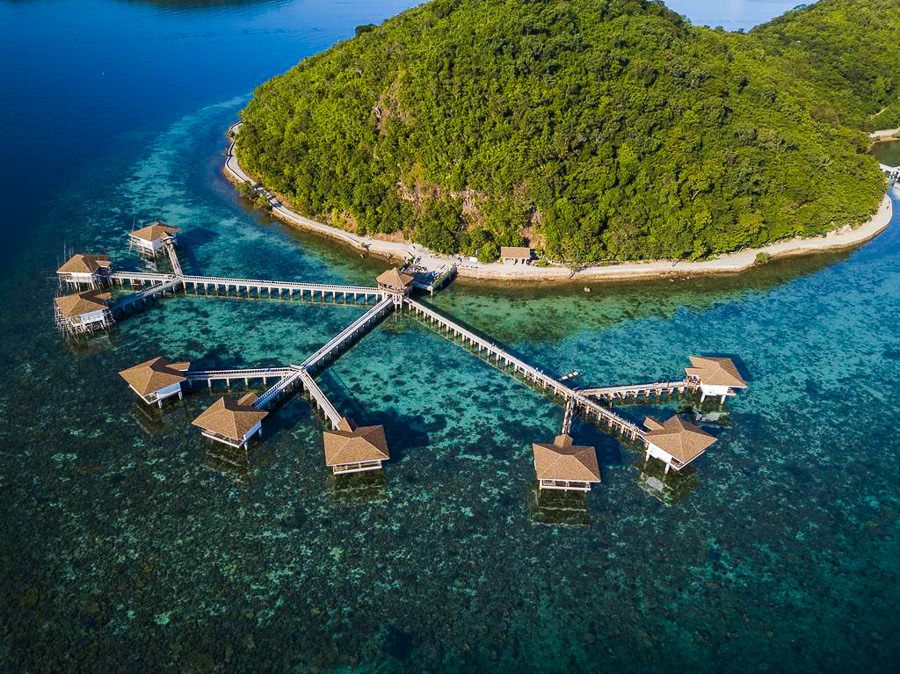 eine Luftaufnahme eines Resorts mitten im Meer.