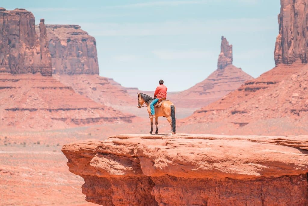 Cowboy auf einem Pferd im Monument Valley