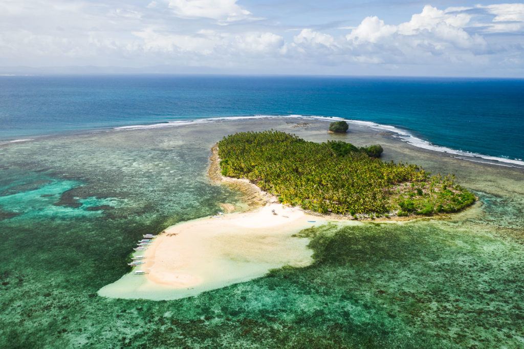 eine Luftaufnahme einer kleinen Insel mitten im Ozean.