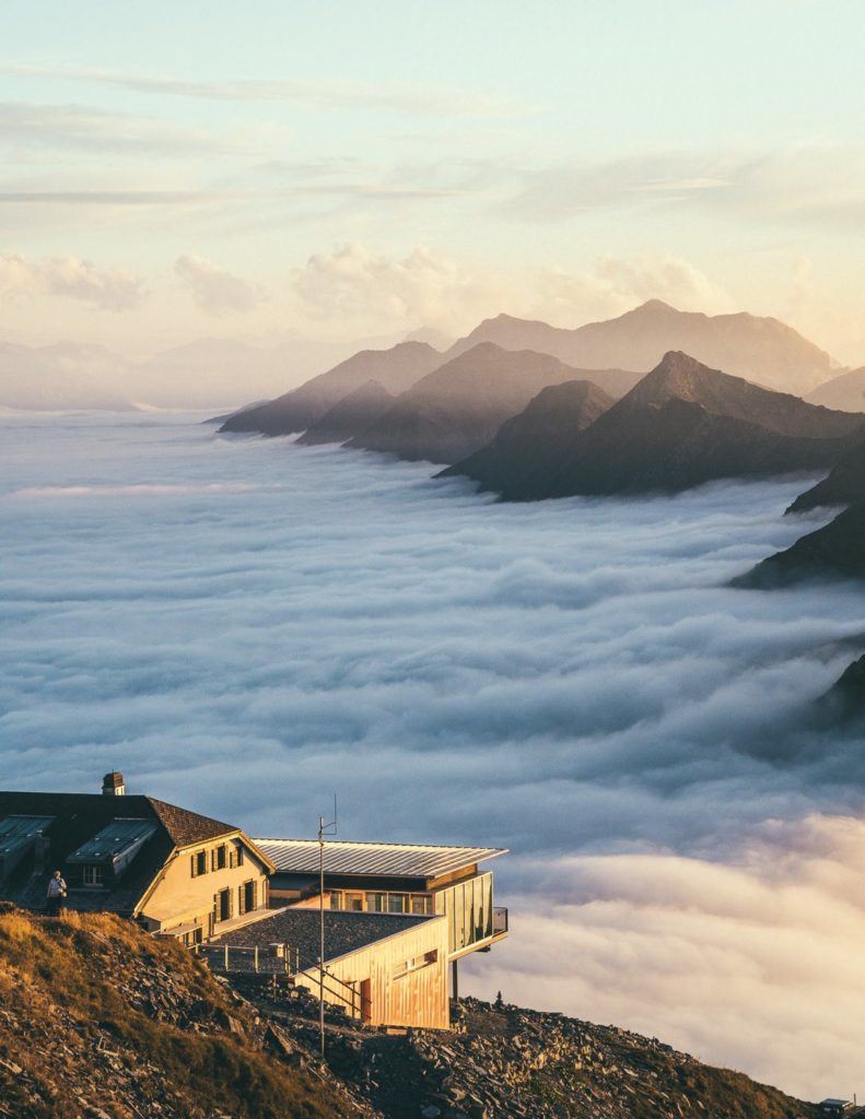 ein Haus auf einem wolkenverhangenen Berg.