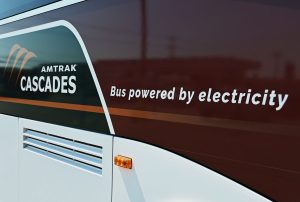 Amtrak stellt seinen ersten Elektrobus vor, der Bahnhöfe nachhaltig verbindet