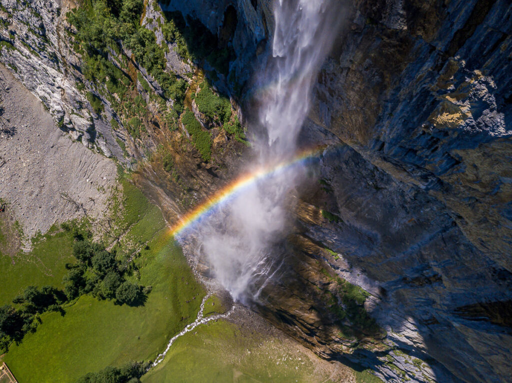 Ein Regenbogen über einem Wasserfall in der Schweiz.