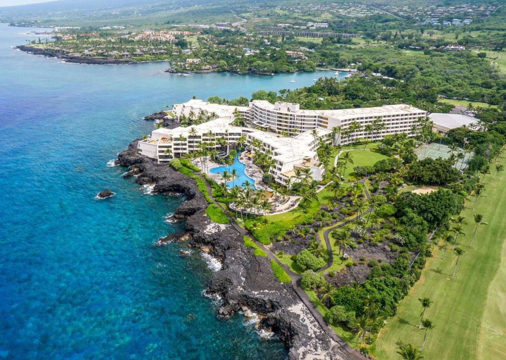 Eine Luftaufnahme eines Resorts an der Küste von Maui.