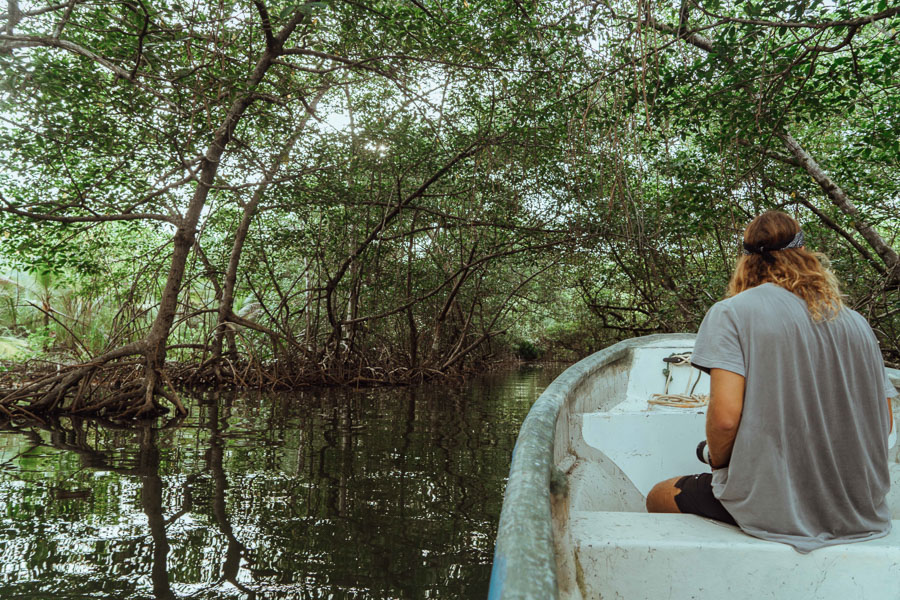 Eine Frau sitzt in einem Boot auf einem Fluss.