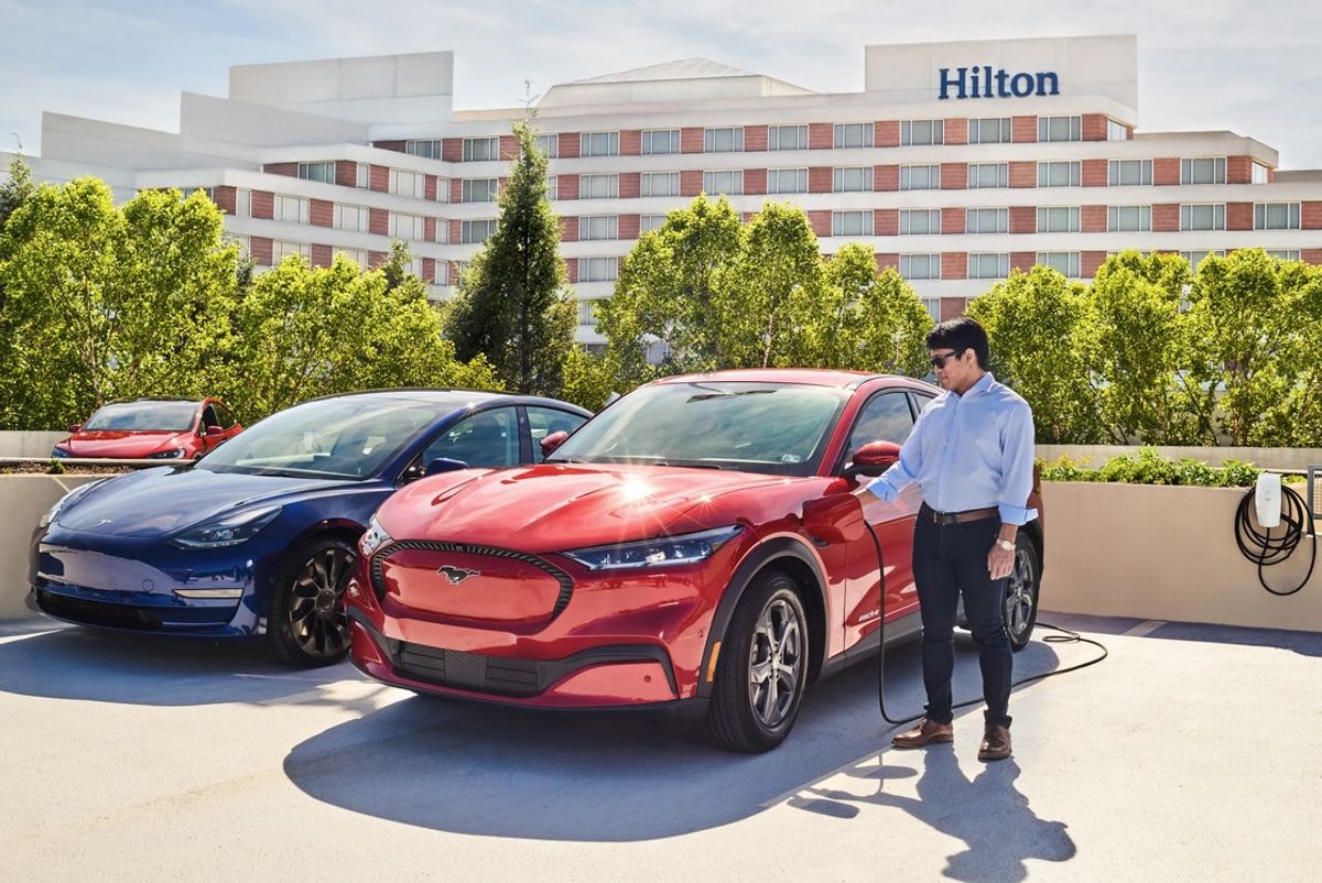 Hilton und Tesla schaffen das größte Nachtladenetzwerk für elektronische Fahrzeuge der Hotelbranche