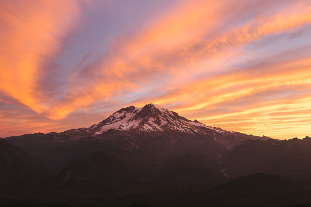 Ein Blick auf die Berge bei Sonnenuntergang in Seattle von erstklassigen Hotels.