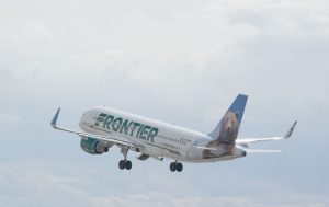 Piloten und Flugbegleiter verklagen Frontier Airlines wegen angeblicher Schwangerschaftsdiskriminierung