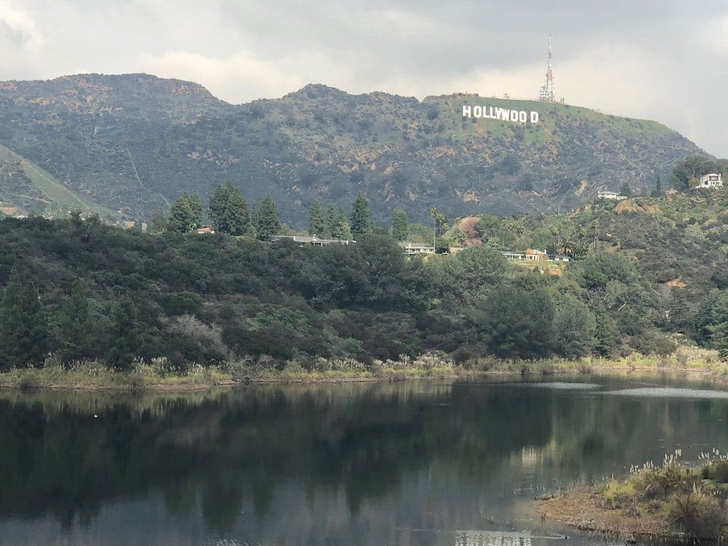 Blick auf das Hollywood-Zeichen vom Lake Hollywood Reservoir