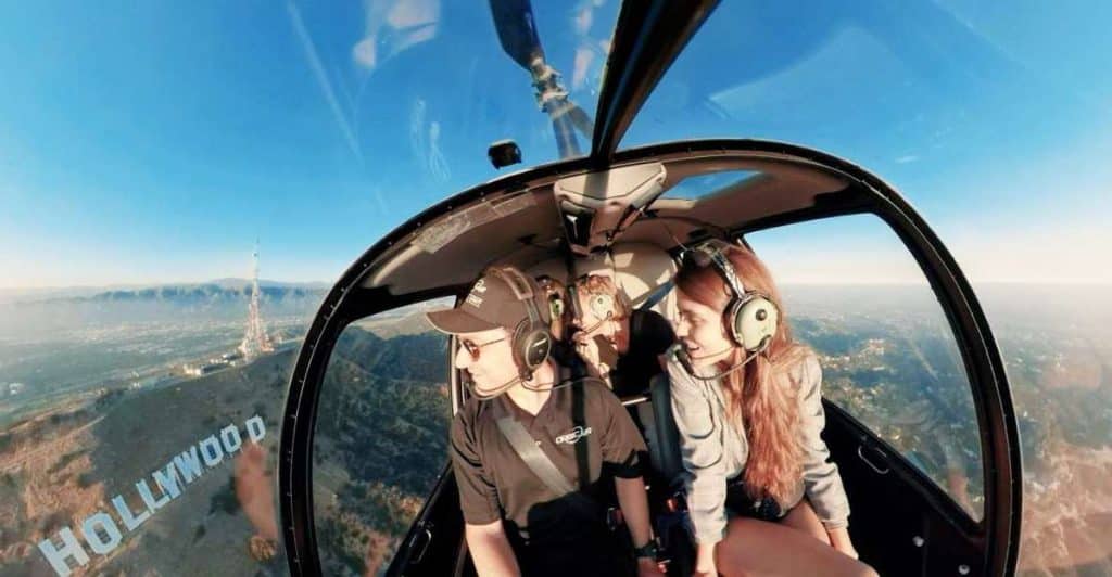 Fliegen Sie mit dem Helikopter über das Hollywood-Schild