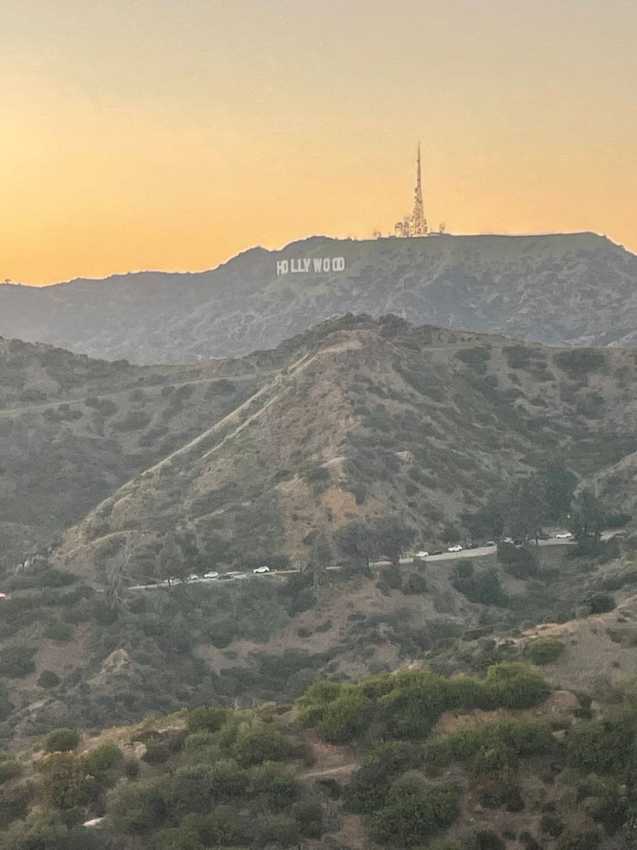Hollywood-Schild bei Sonnenuntergang vom Griffith Observatory