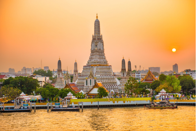 Tempel der Morgenröte oder Wat Arun in Bangkok bei Sonnenuntergang