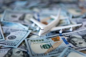 Flugbegleiter werden beschuldigt, Drogengeld geschmuggelt zu haben