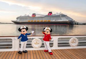 Disney Cruise Line heißt Disney Treasure in Port Canaveral willkommen und ehrt Mitarbeiter als Paten