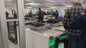 TSA-Beamte finden mehr als 90 verbotene Gegenstände im Handgepäck einer Frau