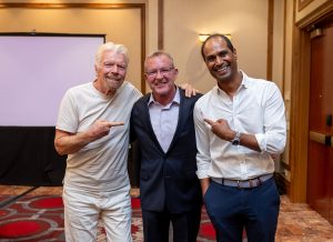 Der Präsident des Reisebereicherns, der Präsident John Lovell, für Jungfrau Reisen abreist