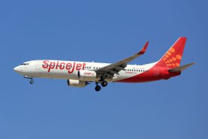 Der Flug verzögert, nachdem widerspenstige Passagiere versucht hatten, das Cockpit zu stürmen