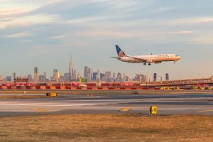 United Airlines berichtet nach Ausgaben am Flughafen Newark die Gewinne