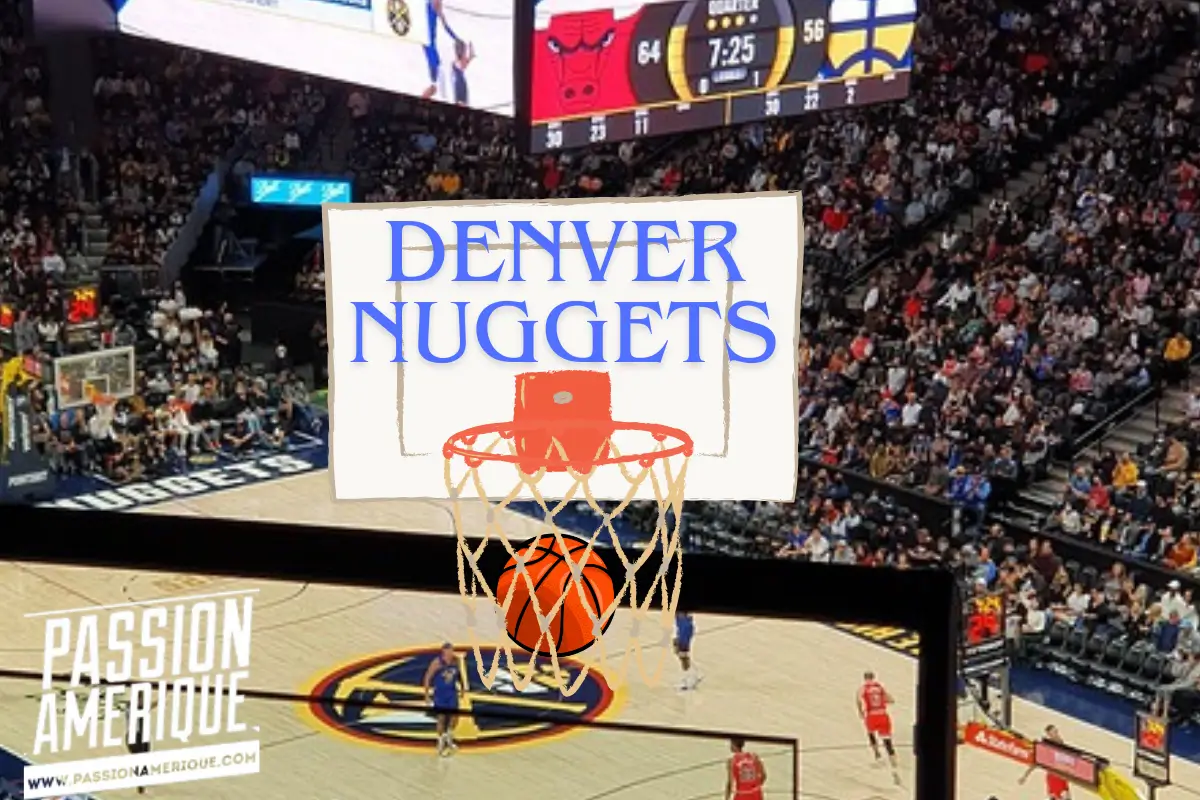 Match NBA des Denver Nuggets à la Ball Arena (Denver), vue depuis les tribunes avec panier et ballon au premier plan avec logo passionamerique