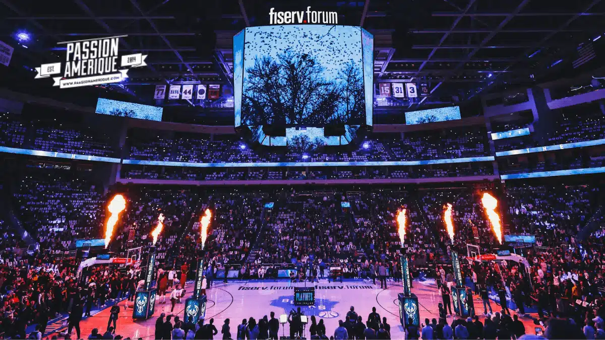 Milwaukee Bucks NBA au Fiserv Forum, ambiance intense avec supporters et animations pyrotechniques