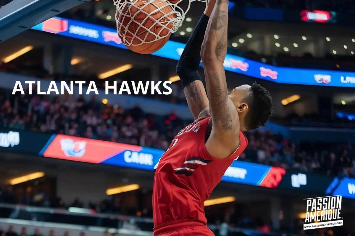 joueurs des atlanta hawks en train de faire un dunk dans le stade lors d'un match a Atlanta
