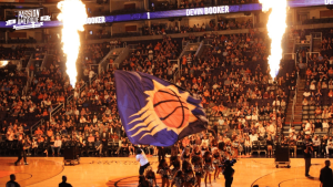 Ambiance NBA au Footprint Center avec le drapeau des Suns Phoenix et les fans
