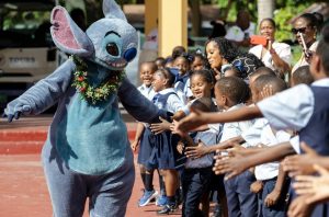 Disney Cruise Line VoluntEARS liefert Weihnachtsgeschenke an Kinder in Florida und auf den Bahamas