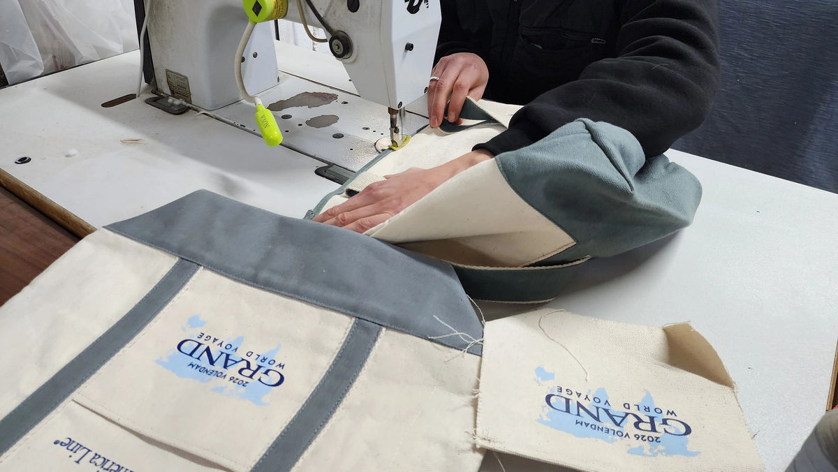 Holland America Line verwandelt alte Schiffsstoffe in Tragetaschen