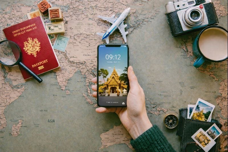 Smartphone avec des applications pour voyager en Asie