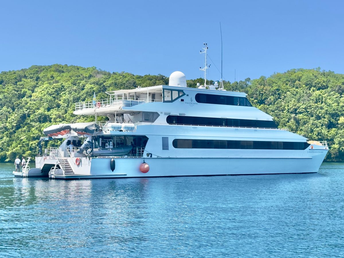 Im Four Seasons Explorer, Palaus schwimmendem Luxusresort