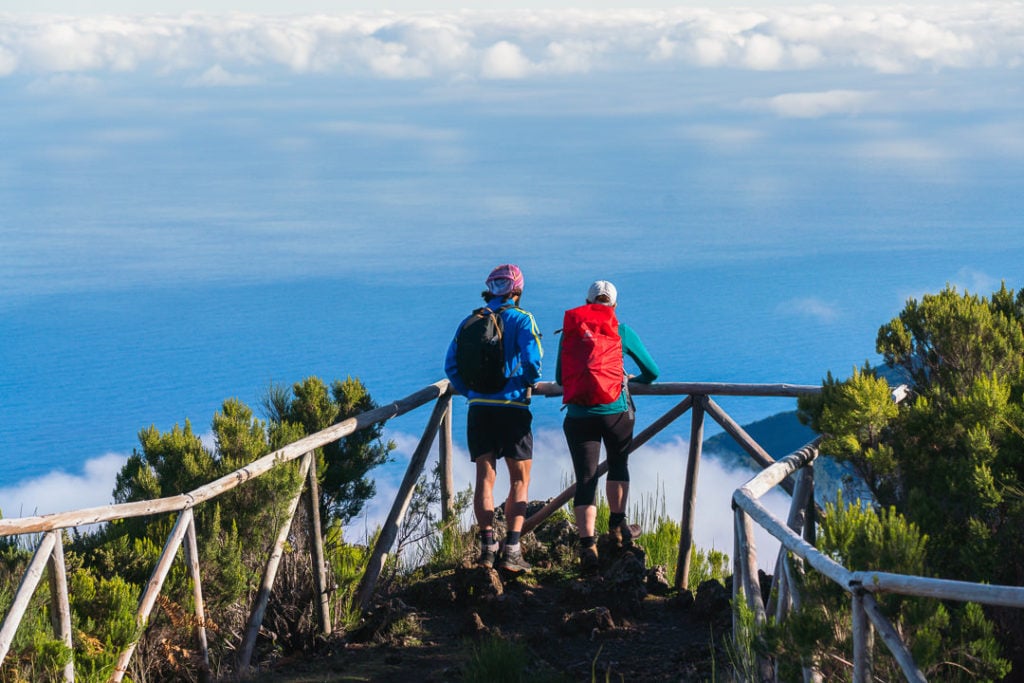 ein paar Leute stehen auf einem Berggipfel.