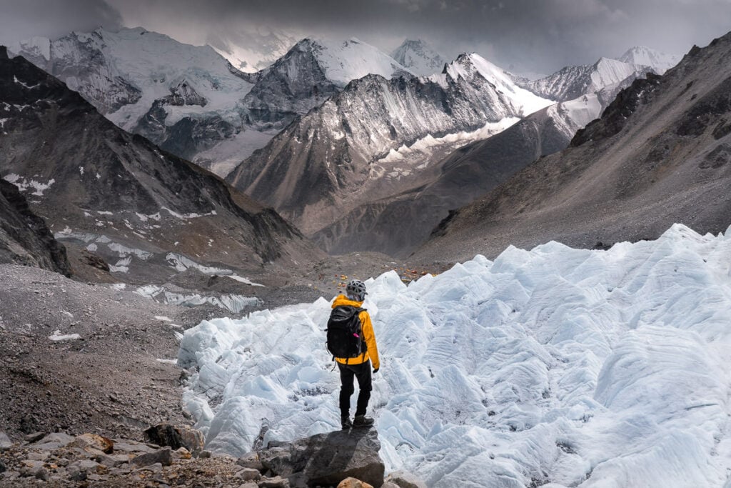 Ein Mann steht auf einem schneebedeckten Berg