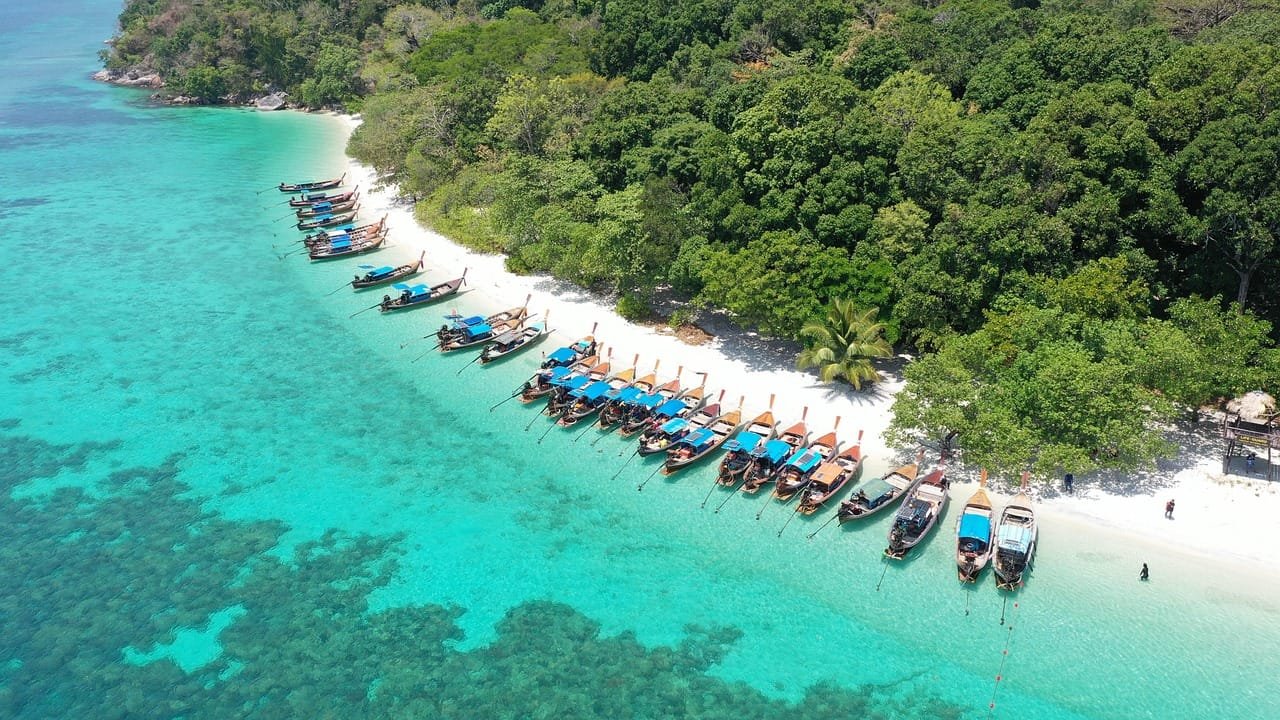 Vue aérienne sur les bateaux naviguant vers Koh Lipe dans les eaux turquoise de la mer d'Andaman