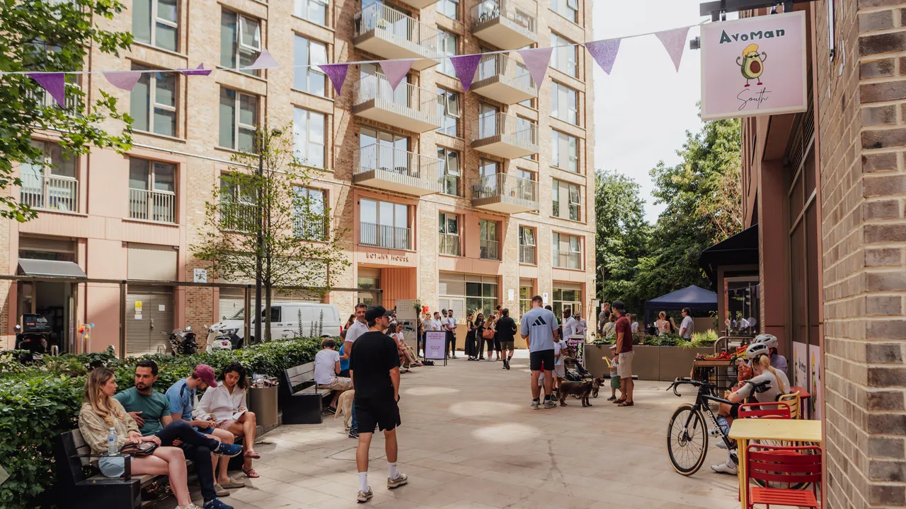 Ein brandneues Viertel im Süden Londons wurde gerade eröffnet – hier finden Sie alles, was Sie über die Flussufergemeinde wissen müssen