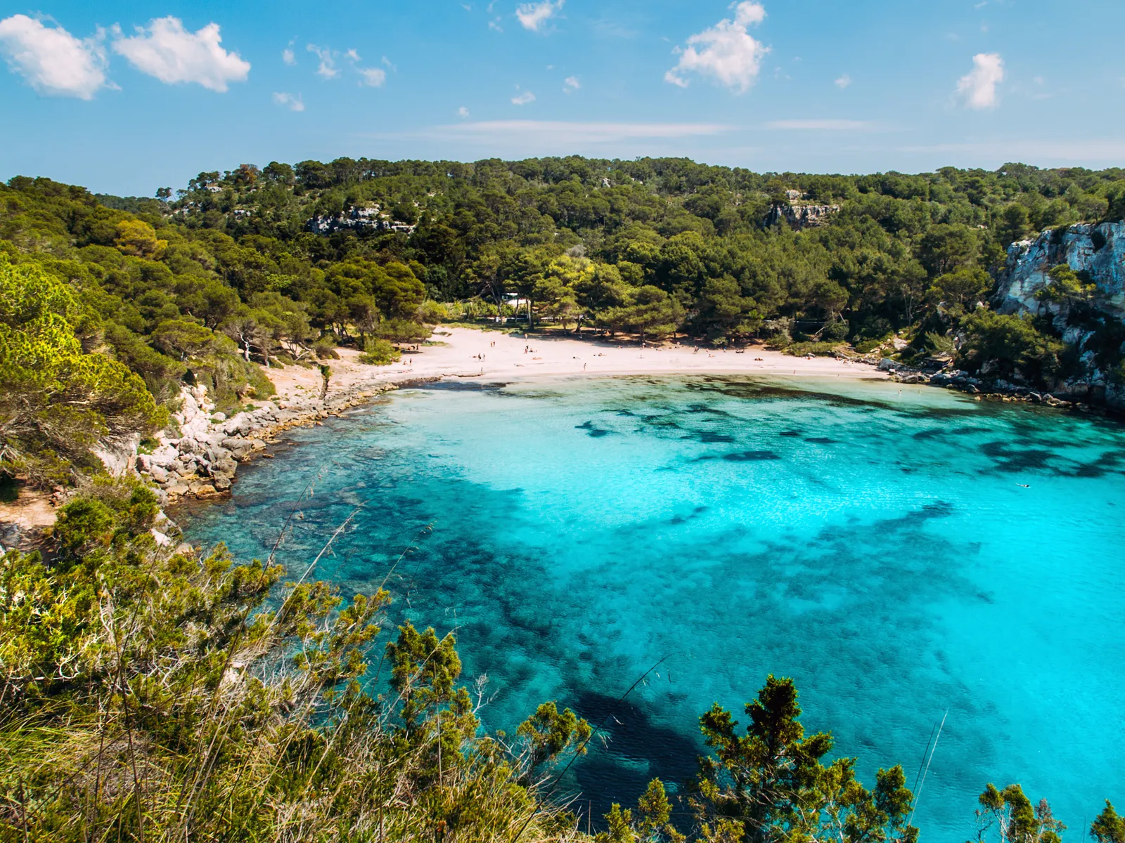 Blick auf den Strand von Macarella auf Menorca