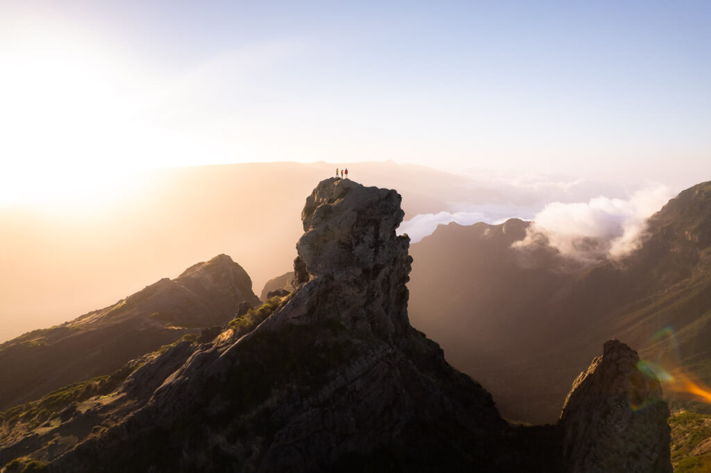 eine Person, die auf einem Berg steht