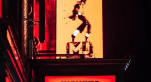 Affiche lumineuse de MJ The Musical Broadway à New York, avec le panneau Tickets on sale now devant le théâtre.