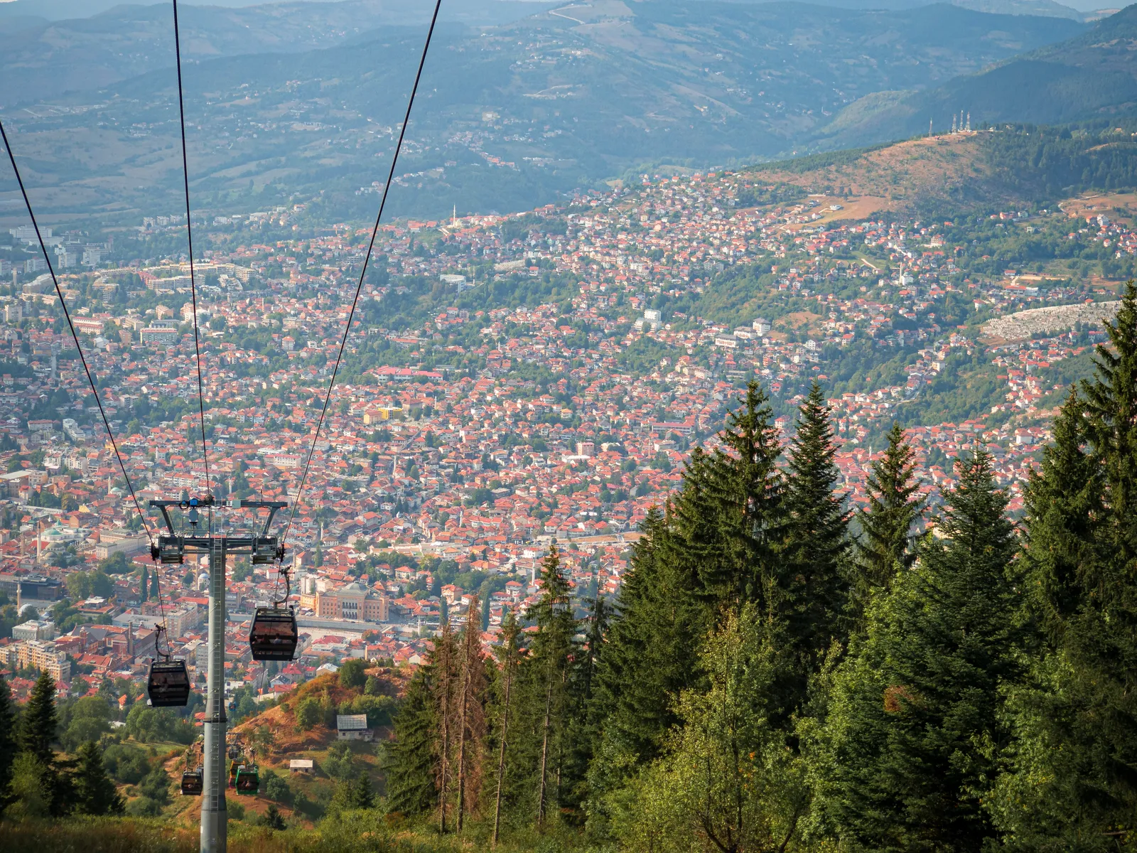 Standseilbahn zum Berg Trebević, wo Sie entlang der ehemaligen olympischen Bobbahnen wandern können.