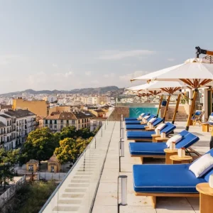 ME Málaga: ein Infinity-Pool vor der Alcazaba, von dem aus man die Stadt wie nie zuvor betrachten kann