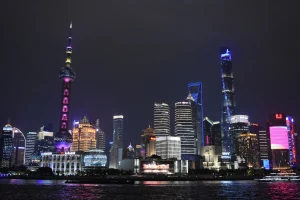 la skyline de Shanghai de nuit avec la perle de l
