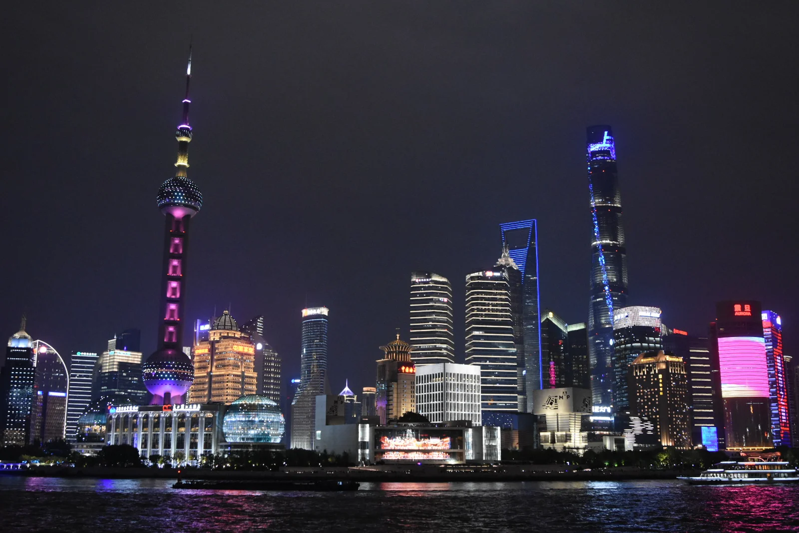 la skyline de Shanghai de nuit avec la perle de l