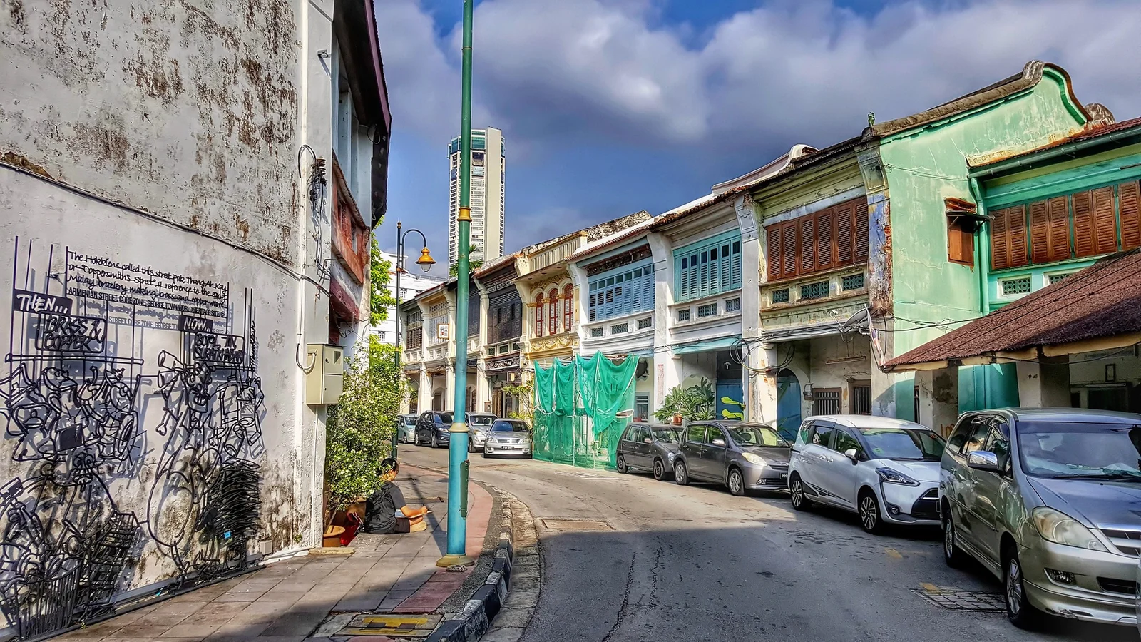 Ruelle typique du centre historique de George Town avec ses shophouses colorées, meilleur quartier où dormir à Penang