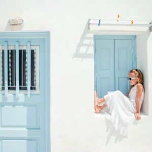 Mit Kindern nach Santorini reisen: Mythen, Realitäten und große Pläne