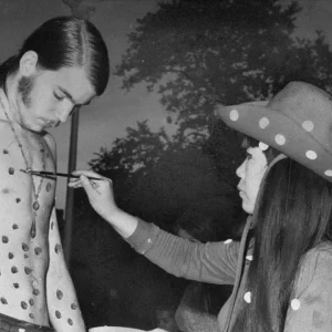 Yayoi Kusama, der Künstler, der die Welt mit Tupfen bedeckte