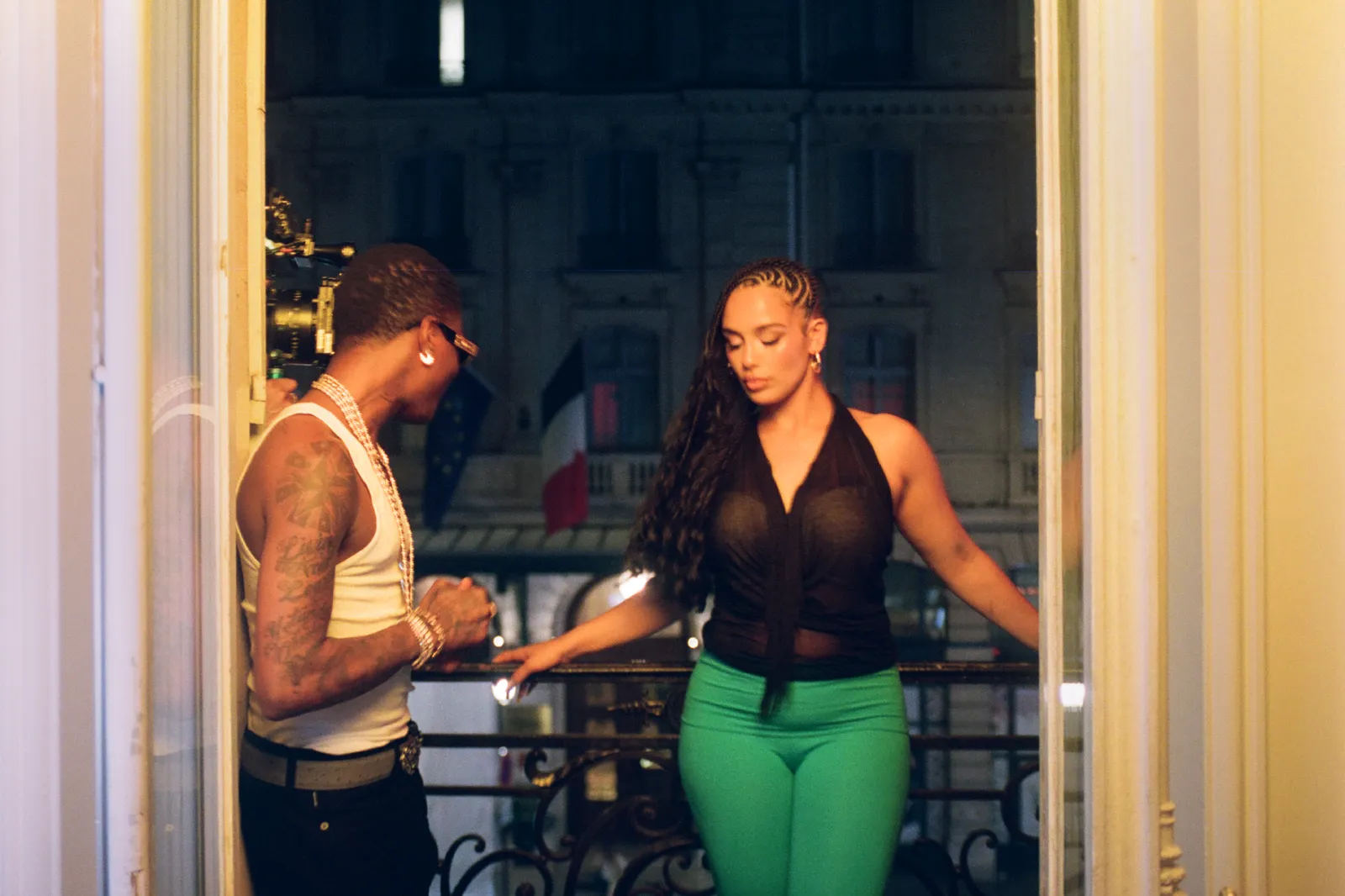 Jorja Smith und Wizkid nehmen das Musikvideo zu „Alive“ auf