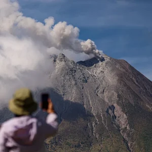 Der Ausbruch eines Vulkans in Indonesien erzwingt die Schließung von acht Flughäfen