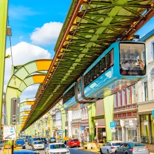 Wuppertal (Deutschland): wo ein hängender Zug das Ziel ist