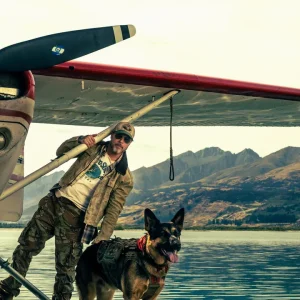 „Im Herzen des Tieres“: Brad Pitt und ein Hund in freier Wildbahn