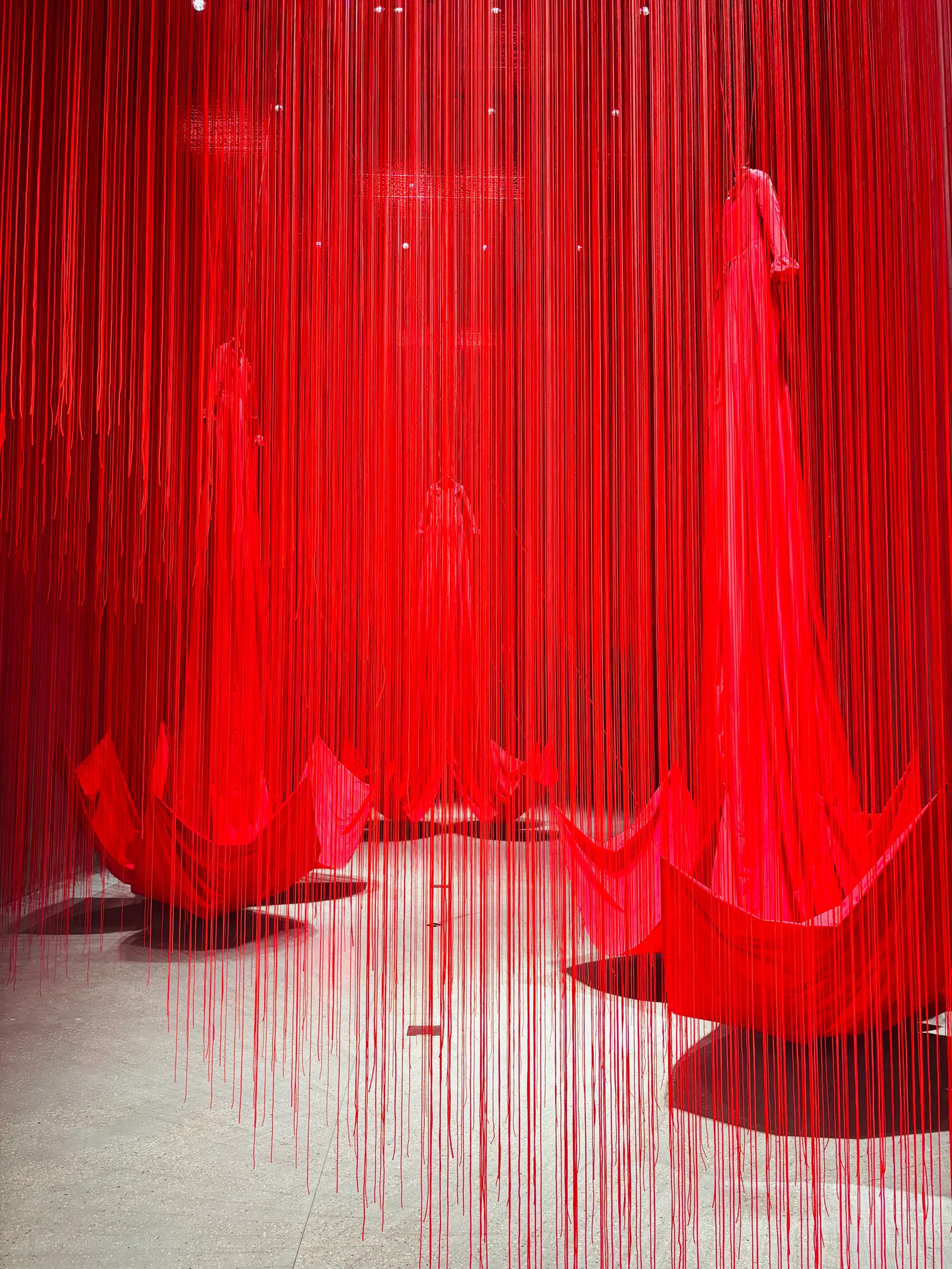 „Der rote Faden des Schicksals“ von Chiharu Shiota im Hong Kong Museum of Art.