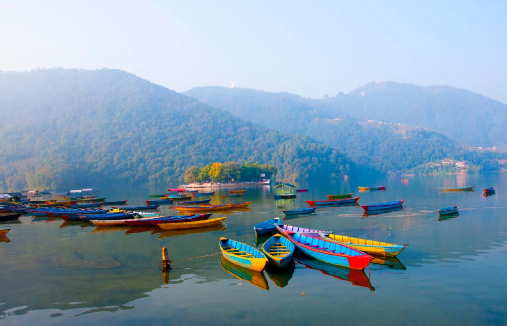 Eine Gruppe von Booten im Gewässer zwischen Kathmandu und Pokhara.